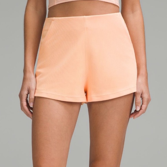 Lululemon Ribbed Softstreme High Rise Shorts Peach Bellini 12 NWT - Picture 1 of 9